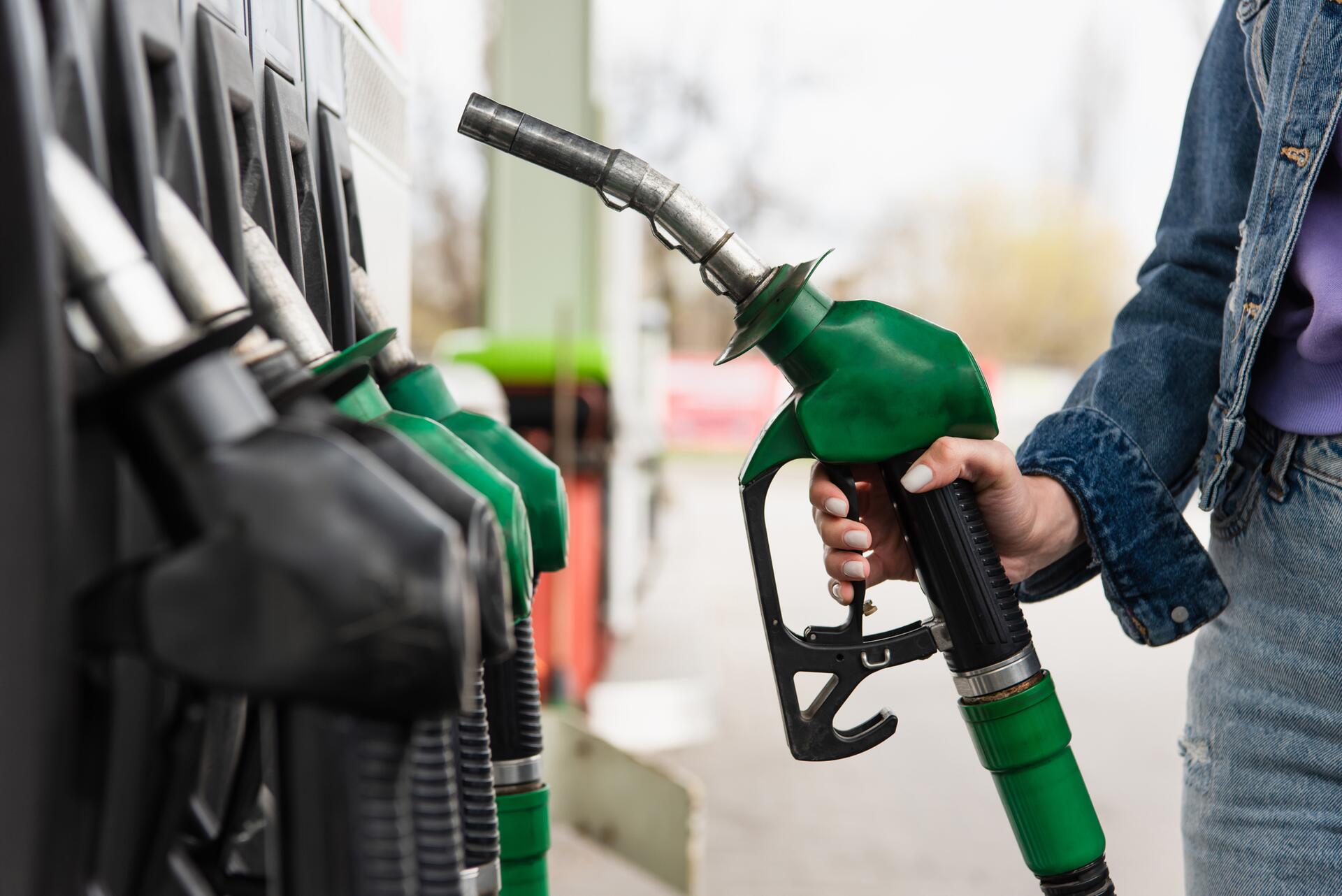 Z čeho se skládá cena benzínu a nafty?