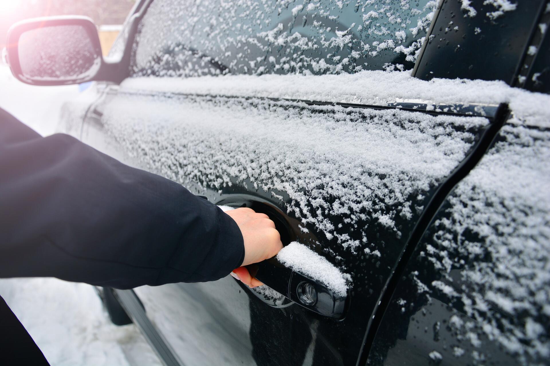 Zamrzlé dveře u auta - jak je otevřít bez poškození