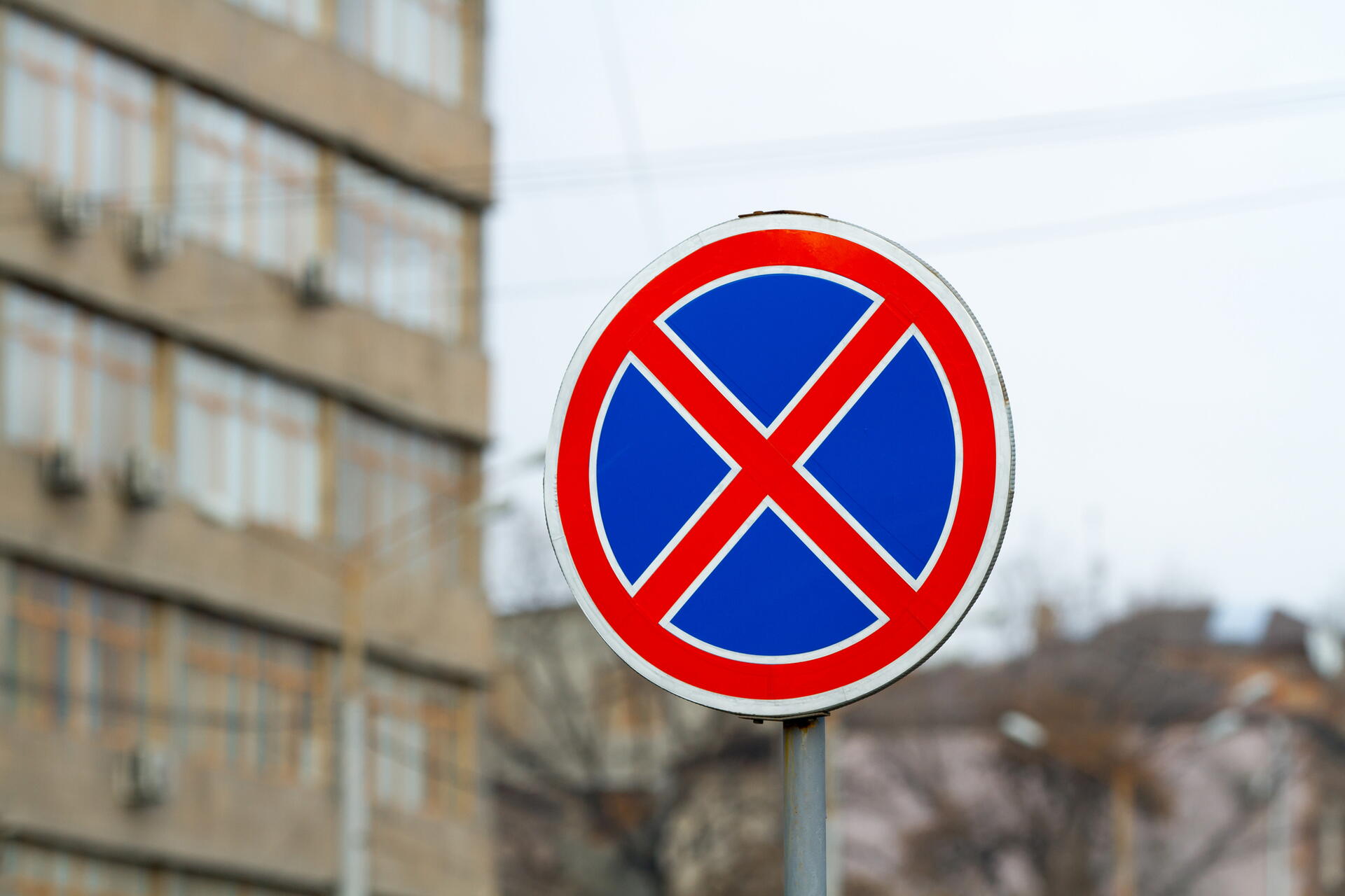 Zastavit a stát? Tak tady rozhodně ne! Víte, kde není možné stát s autem?