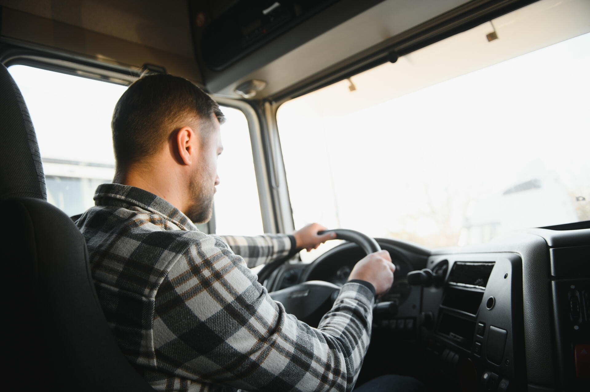 Že Češi berou přes 50 tisíc? V auto-moto na ně dosáhne málokdo