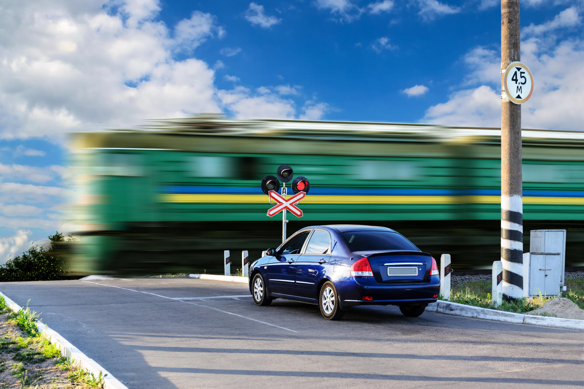 Železniční přejezd a uvízlé auto na něm