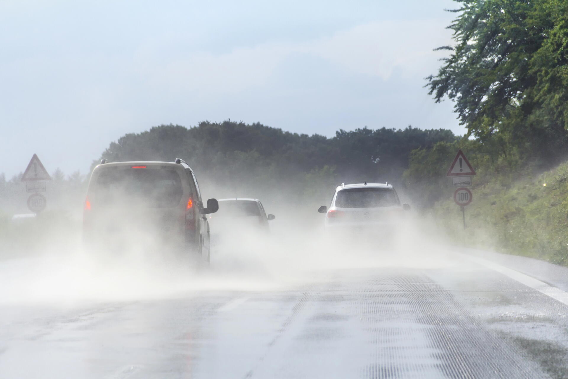 Zimní pneumatiky a aquaplaning: Jak vzniká a proč je nebezpečný?