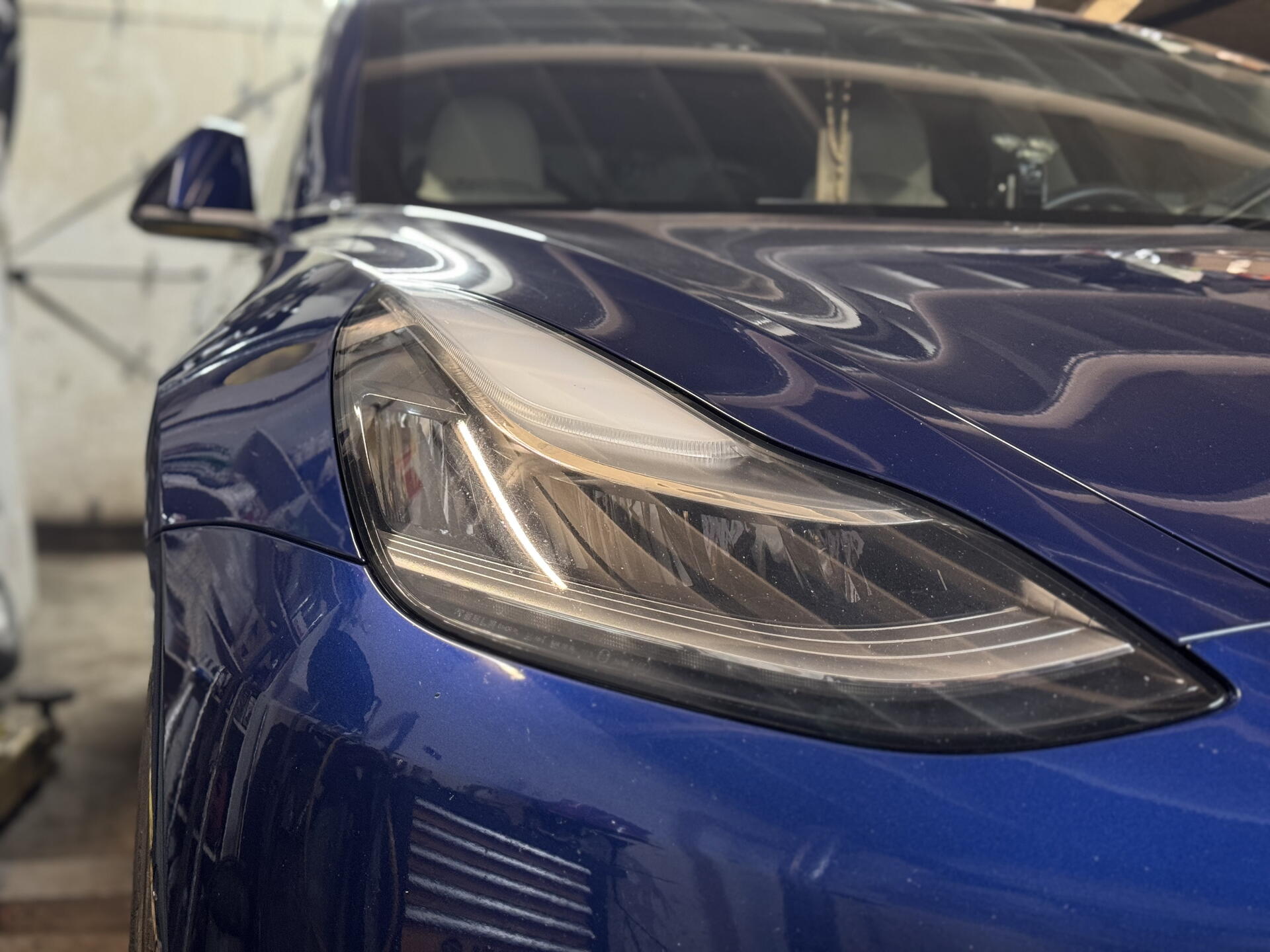 Zjistili jsme, co způsobuje vrzání Tesly Model 3 a jak to účinně opravit!
