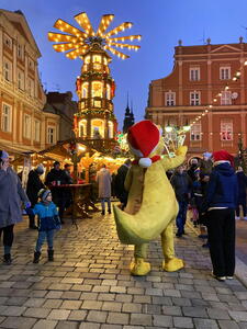 A rozdávali sladkosti i radost