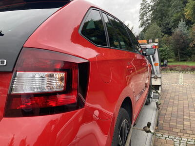 Auto nakonec odvezla odtahovka.