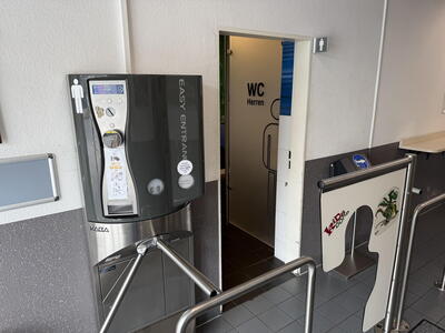 Automat před toaletami