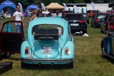 Automobil Volkswagen Beetle známý jako brouk