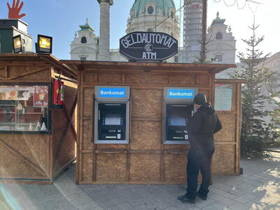 Bankomaty si účtují vysoké poplatky za výběr