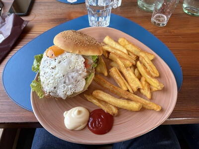 Burger v restauraci Bassario