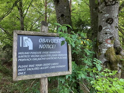 Cedule upozorňující na platbu kartou
