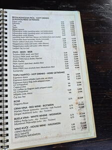 Ceníky navštívených restaurací a plážových barů.