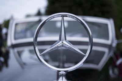 Detailní fotografie loga Mercedes-Benz na srazu Grand Veteran 2019