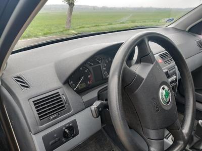 Interiér testovaného vozu - volant, přístrojová deska a další