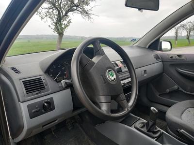 Interiér testovaného vozu - volant, přístrojová deska a další