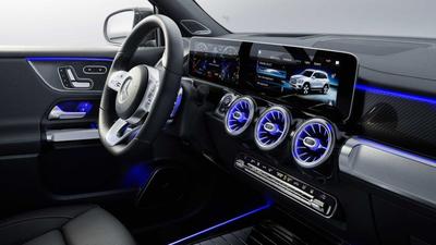 Interiér vozu Mercedes-Benz GLB s palubním počítačem