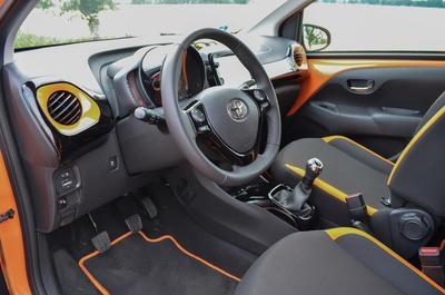 Interiér vozu Toyota AYGO Selection x-cite s oranžovými designovými prvky