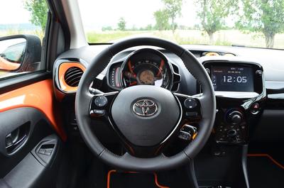Interiér vozu Toyota AYGO Selection x-cite s oranžovými designovými prvky