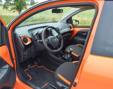 Interiér vozu Toyota AYGO Selection x-cite s oranžovými designovými prvky
