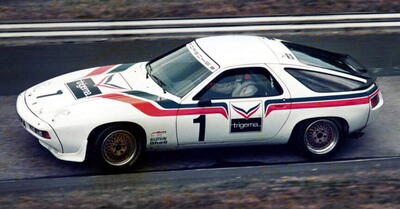 Jako závodní vůz 928 moc neuspěla – zde na Nordschleife 