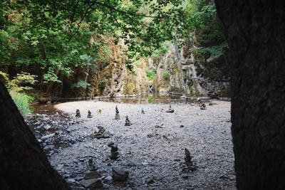 Kamenné věžičky u vodopádu