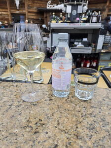 Kombinace vody, prosecca a espressa stála 10,5 eur