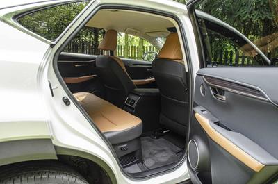 Lexus NX 300h - celý interiér je tvořen z nadstandardních materiálů