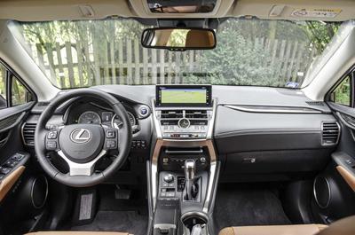 Lexus NX 300h - interiér z kůže a prémiových materiálů