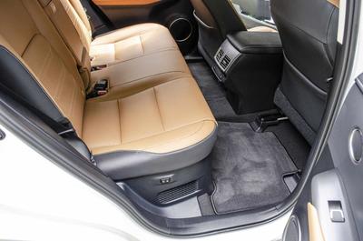 Lexus NX 300h - interiér zadní lavice