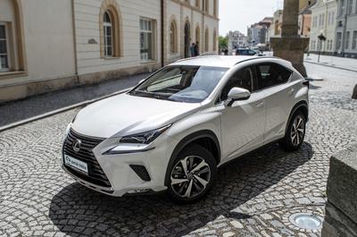 Lexus NX 300h - krásné zadní světla