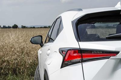 Lexus NX 300h - krásné zadní světla
