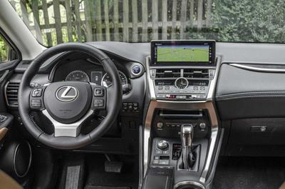 Lexus NX 300h - volant spolu s palubní deskou