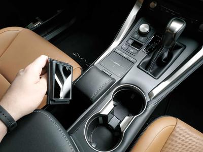 Lexus NX 300h - zrcátko přímo vedle sedadla