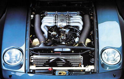 Motorový prostor Porsche 928