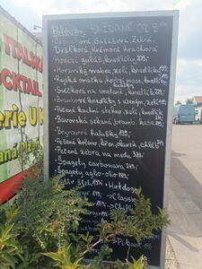 Nabídka občerstvení u stánků v ATC Merkur