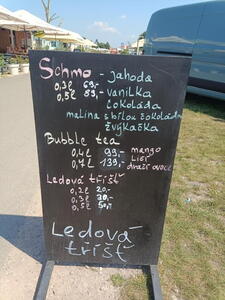 Nabídka občerstvení u stánků v ATC Merkur