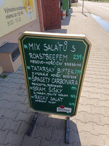 Nabídka salátů v jednom z bister