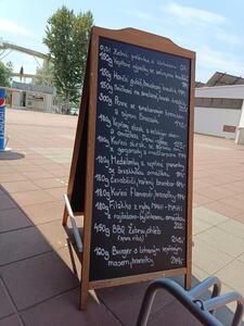 Nabídková tabule jedné z restaurací