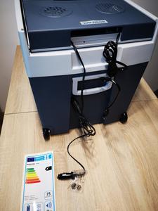 Napájecí šňůry lze uschovat ve víku boxu