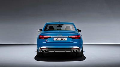 Nový vůz Audi A4 v modrém laku