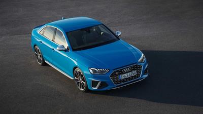Nový vůz Audi A4 v modrém laku