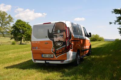 Oranžovo-bílý design