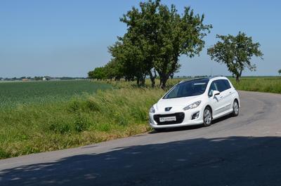 Peugeot 308 SW vypadá zepředu poměrně dynamicky