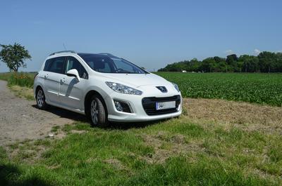 Peugeot 308 SW vypadá zepředu poměrně dynamicky