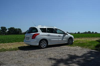 Peugeot 308 SW vypadá zezadu trochu zvláštně