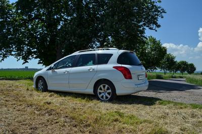 Peugeot 308 SW vypadá zezadu trochu zvláštně