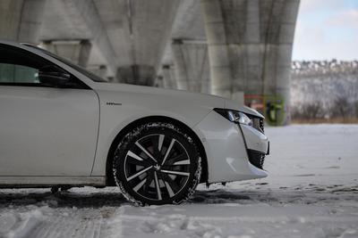 Peugeot 508 hybrid - přední bok