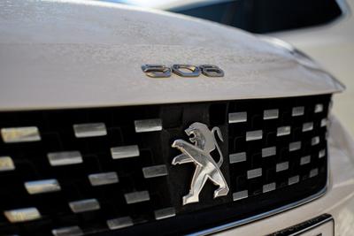 Peugeot 508 hybrid - přední maska