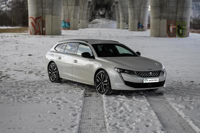 Peugeot 508 hybrid - šikmo