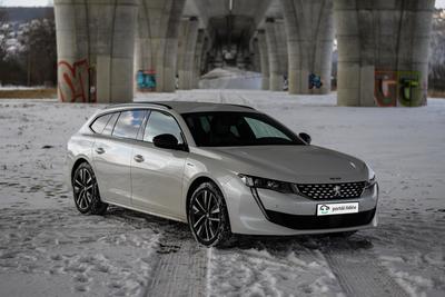 Peugeot 508 hybrid - šikmo