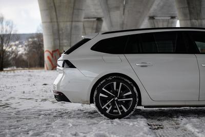Peugeot 508 hybrid - zadní bok